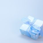 Niedrogi upominek dla dziewczyny – co kupić na Dzień Kobiet
